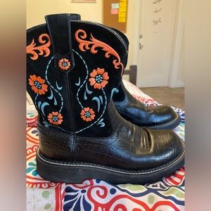Stunning Ariat Fatbaby embroidered cowboys boots sz 9.5